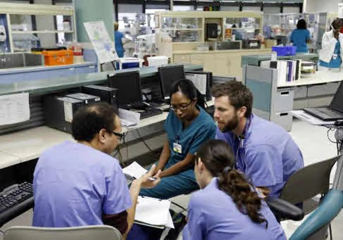 Un grupo de médicos en un hospital de Madrid.