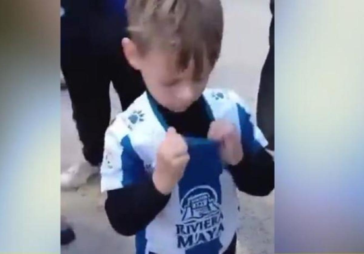 El niño de cinco años con la camiseta del Espanyol.