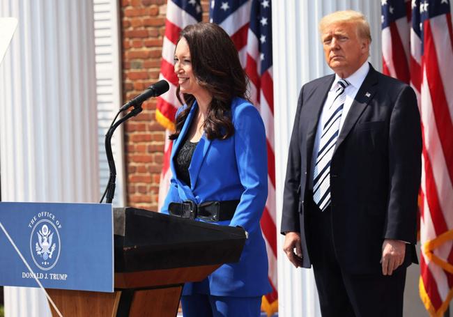 Brooke Rollins presenta a Donald Trump durante una conferencia en Nueva Jersey.