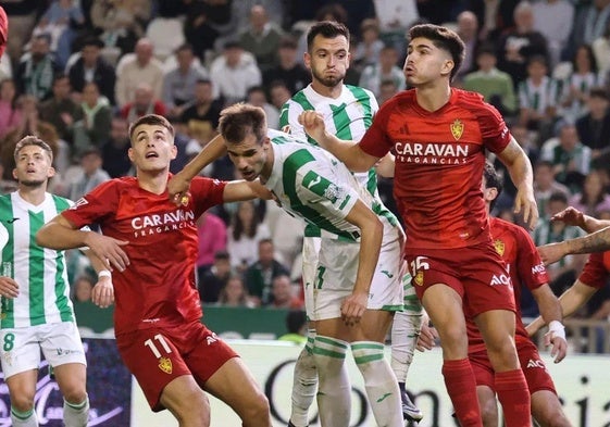 El Almería golea al Córdoba y da el salto a la segunda plaza