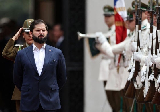 El presidente chileno, Gabriel Boric, pasa revista a las tropas frente al palacio de La Moneda en Santiago de Chile.