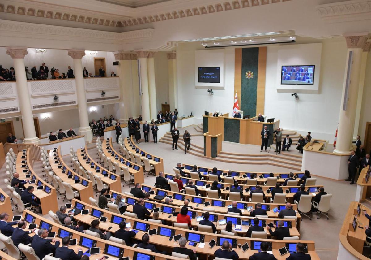 Vista general del Parlamento georgiano en el que se ven los escaños vacíos de la oposición al iniciarse este martes el periodo legislativo.