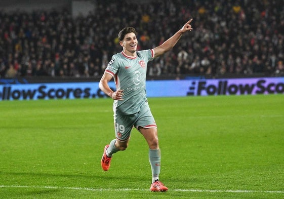 Julián Álvarez celebra uno de sus dos goles en Praga.