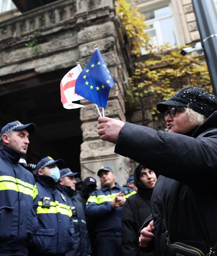 Imagen secundaria 2 - Imágenes de simpatizantes de los partidos opositores protestando contra los resultados de las elecciones de octubre, en Tiflis.