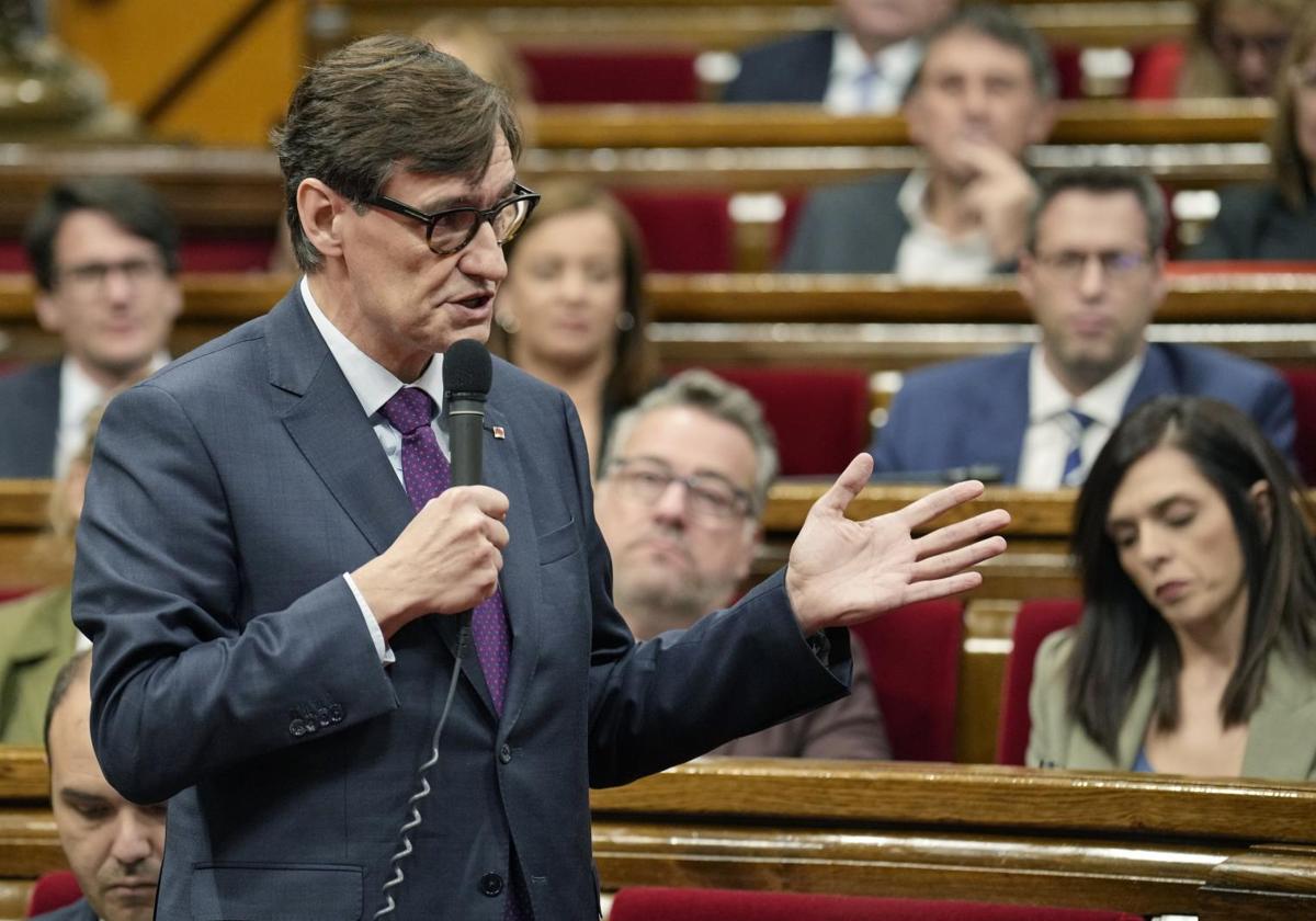 El presidente de la Generalitat de Cataluña, Salvador Illa, al inicio esta mañana de la sesión de control del Parlament