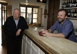 Marcial Manzano con su hijo Nacho en el restaurante Casa Marcial, que ha conseguido tres estrellas Michelin