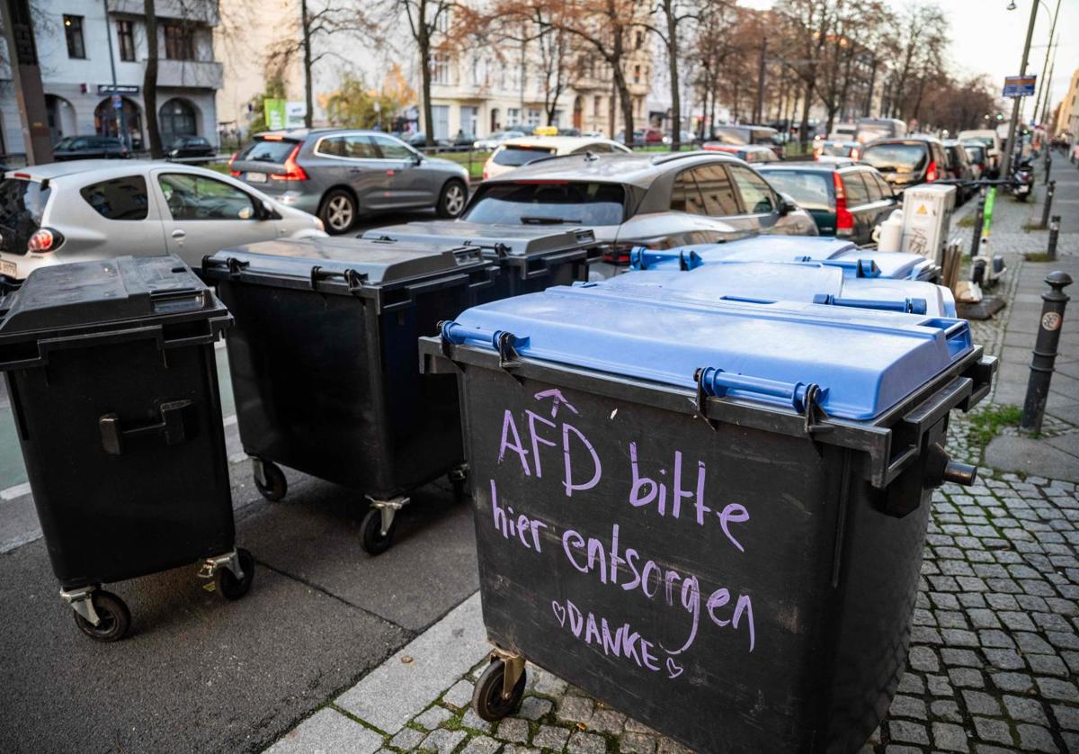 Pintadas contra el partido de extrema derecha AfD en un contenedor de basura en Berlín.