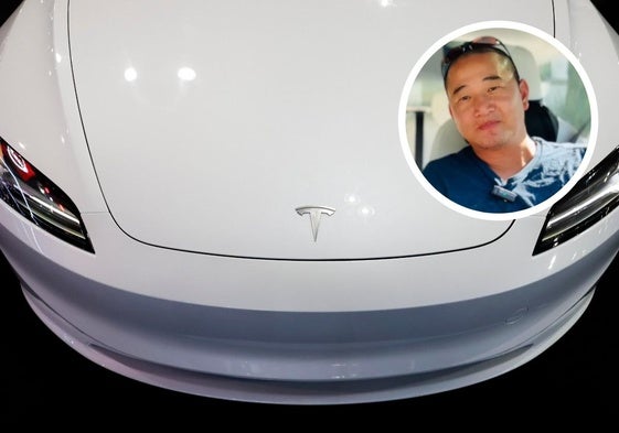 Un propietario de un Tesla muestra el estado de la batería de su coche