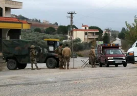 Soldados del ejército libanés vigilan un puesto de control en el sur del país tras el acuerdo con Tel Aviv.