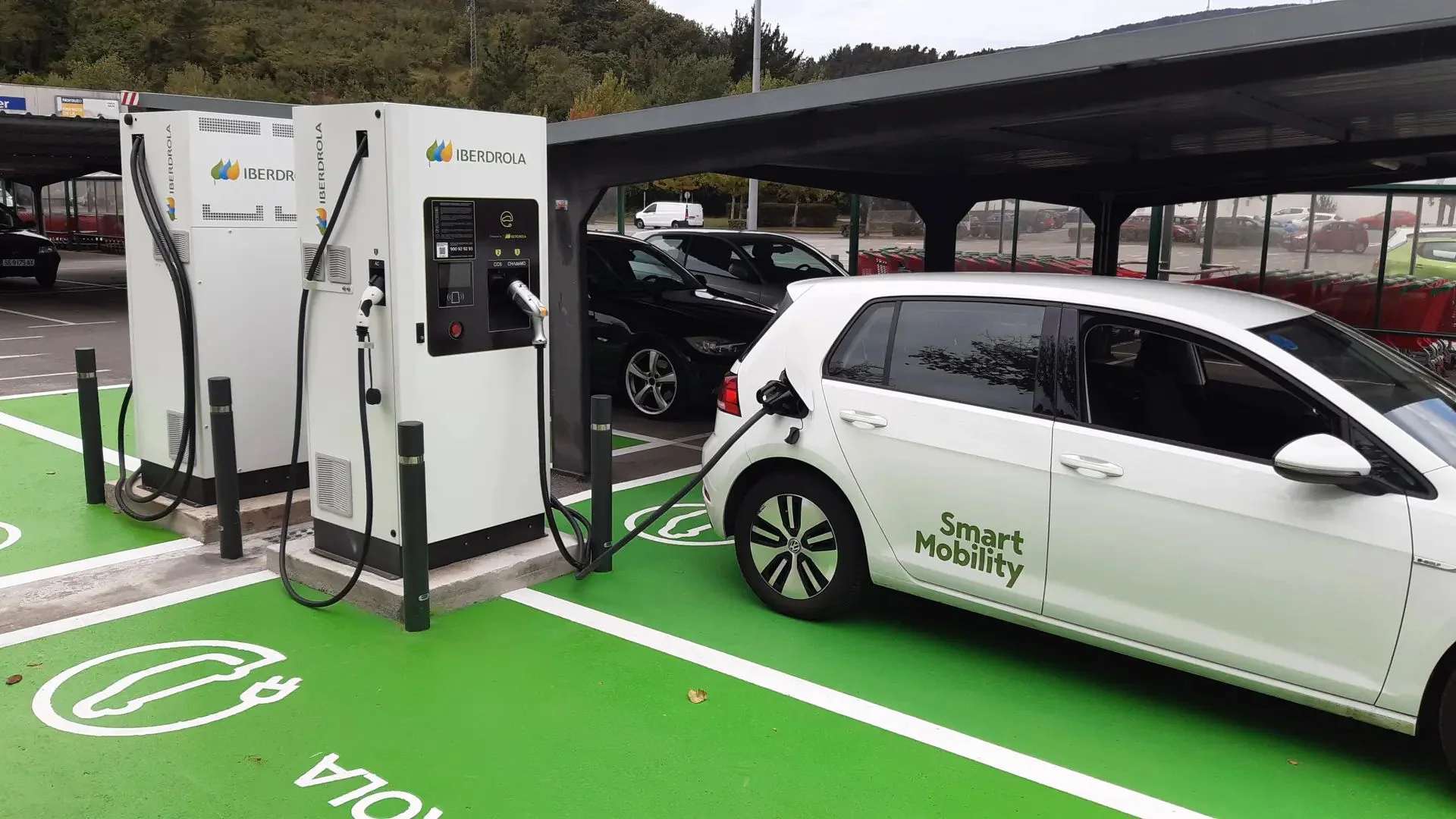 https://s1.ppllstatics.com/rc/www/multimedia/2024/11/27/nota-informativa-iberdrola-pone-en-marcha-dos-nuevos-punto-de-recarga-para-vehiculos-electricos-en-irun-U65213433306qhe-1920x1080@diario_abc.jpg