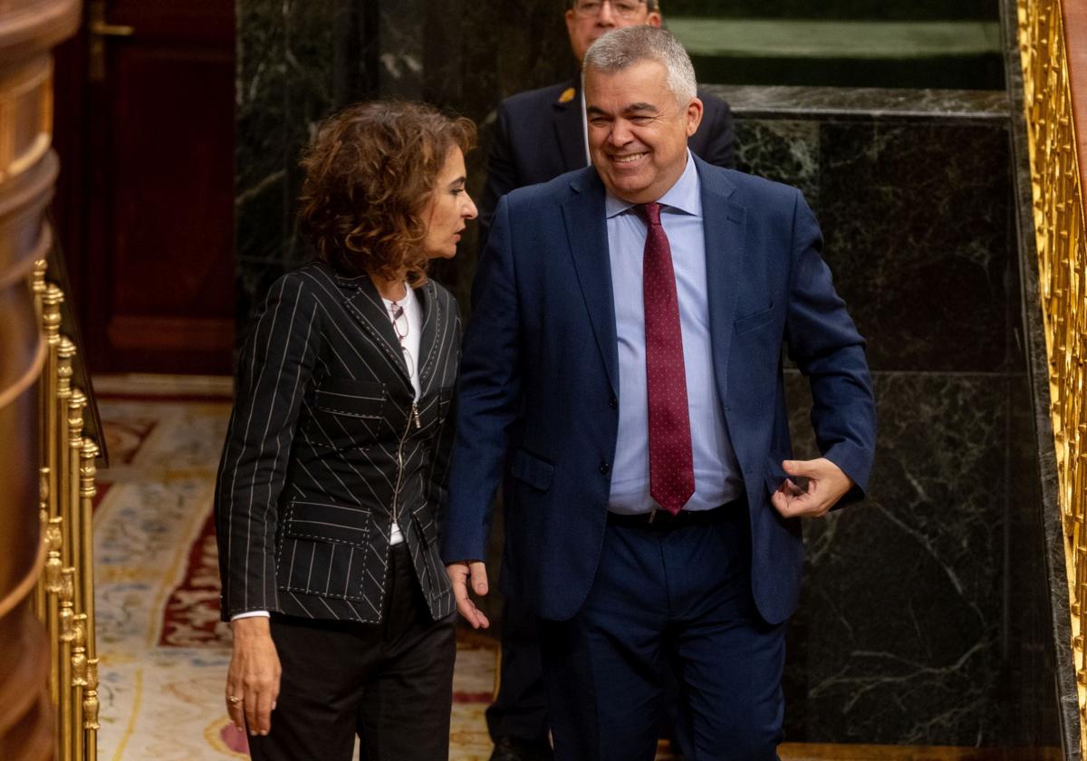 La vicepresidenta María Jesús Montero y el secretario de organización del PSOE, Santos Cerdán