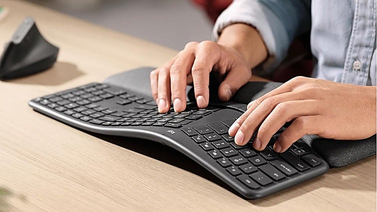 ¿Pasas muchas horas frente a la pantalla? Cuida de tus muñecas con este teclado ergonómico
