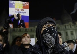 Los ciudadanos de Bucarest protestan tras conocer la victoria en la primera vuelta del candidato prorruso Calin Georgescu.