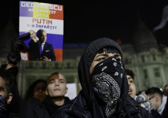 Los ciudadanos de Bucarest protestan tras conocer la victoria en la primera vuelta del candidato prorruso Calin Georgescu.