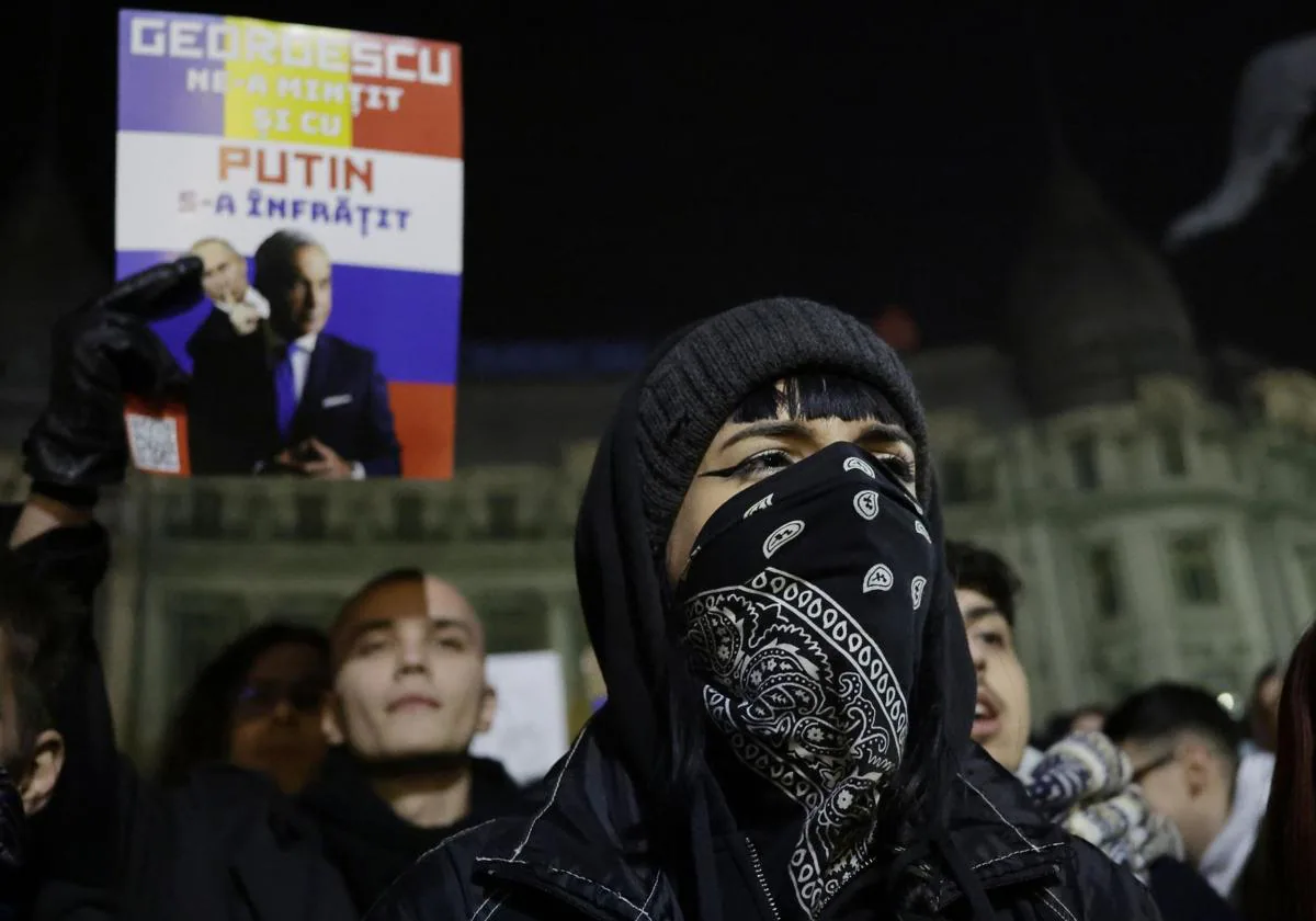 Los ciudadanos de Bucarest protestan tras conocer la victoria en la primera vuelta del candidato prorruso Calin Georgescu.