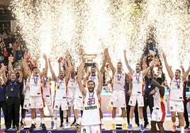 La selección española de baloncesto, levanta el trofeo de campeona del Eurobasket 2022 en Alemania.