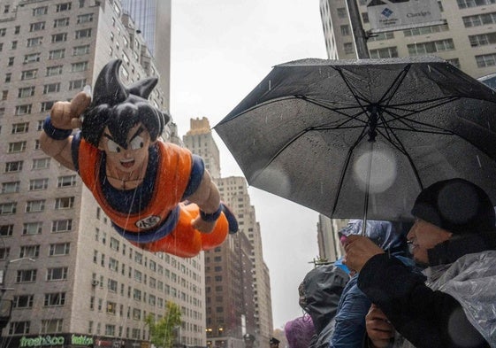 El muñeco de Goku surca el cielo de Nueva York ante la mirada del público.