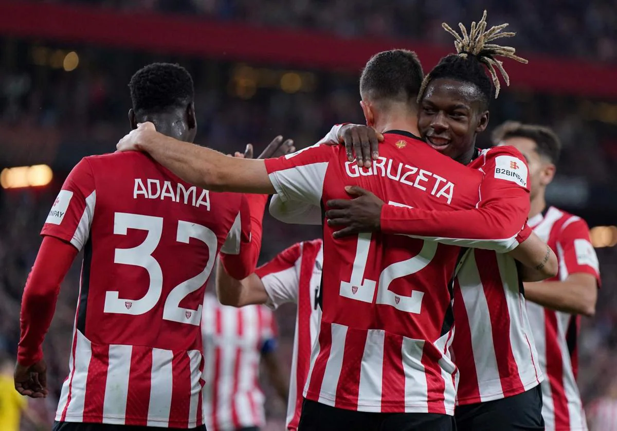 Nico Williams festeja con Gorka Guruzeta y Adama Boiro, dos de los goleadores del Athletic frente al Elfsborg.