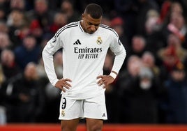 Kylian Mbappé, desencajado tras fallar un penalti ante el Liverpool.