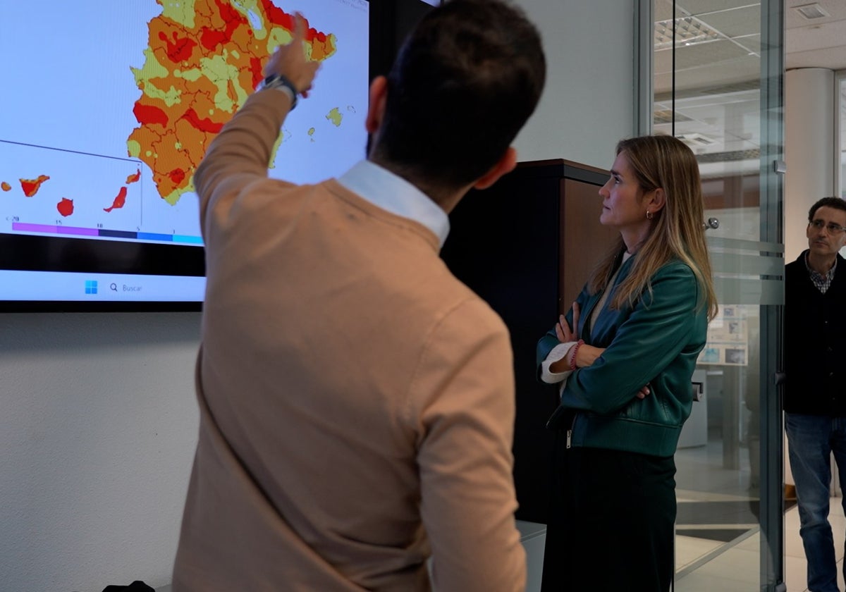 Aagesen redibe las explicaciones de un técnico de la Aemet en su visita a la Agencia.