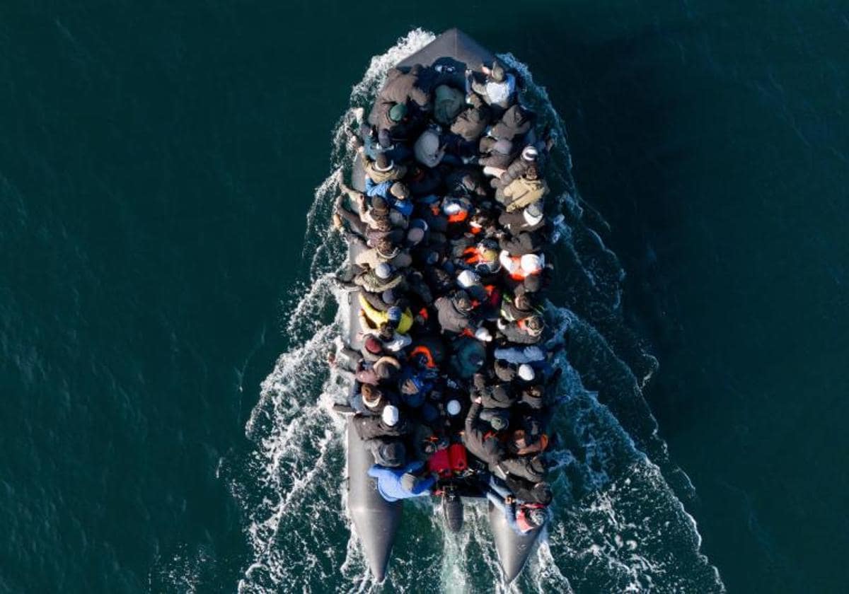 Un grupo de migrantes cruza el Canal de la Mancha en una pequeña embarcación.