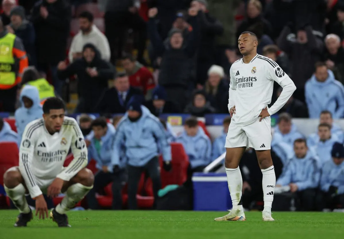 Jude Bellingham y Kylian Mbappé, abatidos durante el Liverpool-Real Madrid.