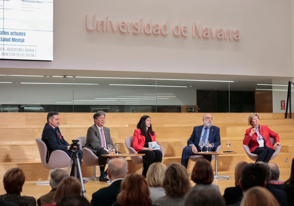 De derecha a izquierda, María Jesús Álava Reyes, Francisco Santolaya, la moderadora Esperanza Rodés, Javier Urra y Elkin Luis.