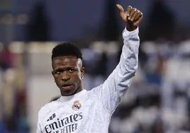 Vinicius saluda durante el calentamiento previo al reciente Leganés-Real Madrid.