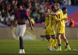 Los jugadores de Las Palmas celebran su victoria ante el Barcelona