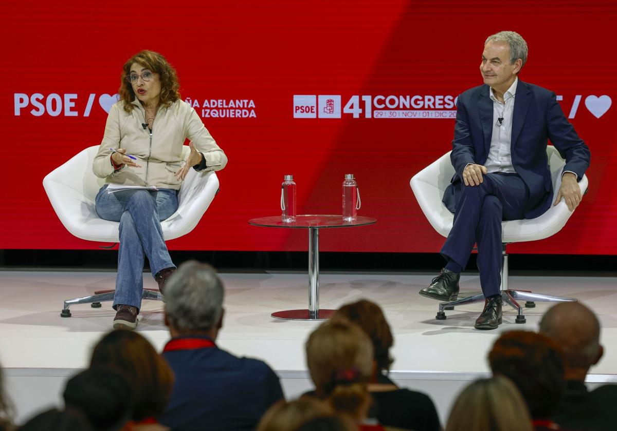 La vicepresidenta primera del Gobierno, María Jesús Montero y el expresidente José Luis Rodríguez Zapatero, este sábado en el congreso del PSOE.