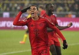 Musiala celebra el gol del empate del Bayern en Dortmund.