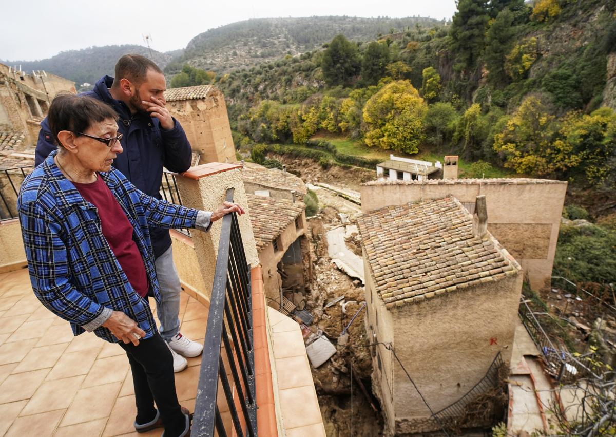 Imagen secundaria 1 - Amparo y Fe Cano reciben en su casa al alcalde de Letur, Sergio Marín.