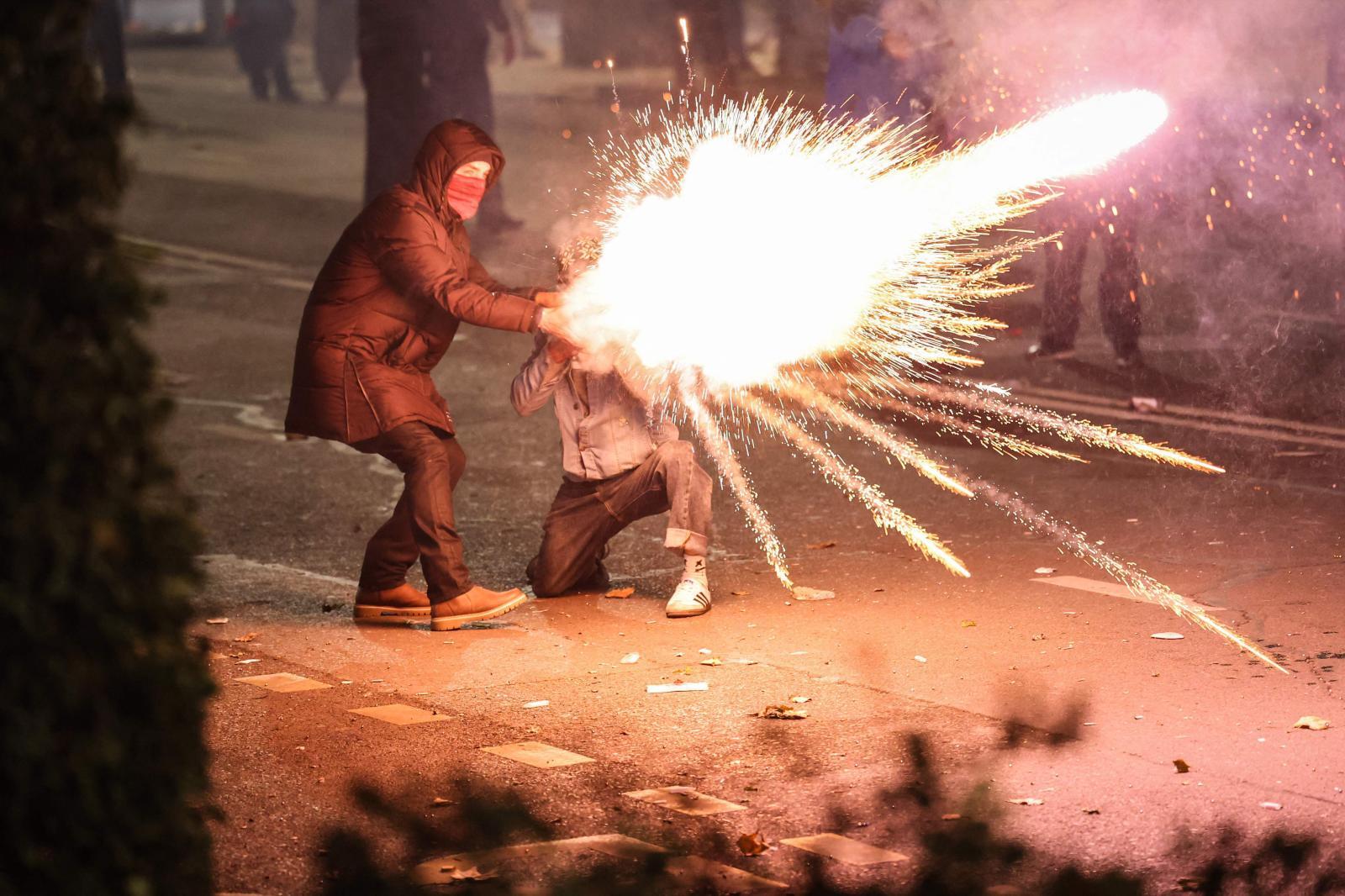 Dos manifestantes disparan fuegos artificiales contra la Policía con un cañón de fabricación casera en Tiflis.