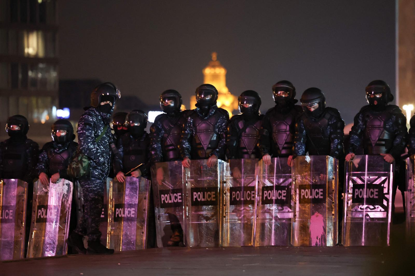 Bir grup çevik kuvvet polisi, Georgia'nın başkentindeki kurumsal merkezi koruyor.