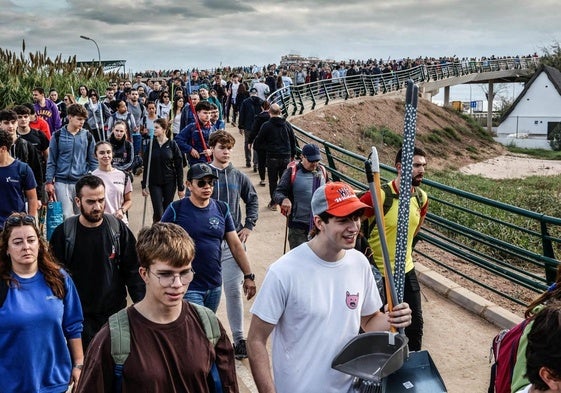 Miles de personas cruzan el ya conocido como puente de la esperanza para ayudar a borrar las huellas de la dana.