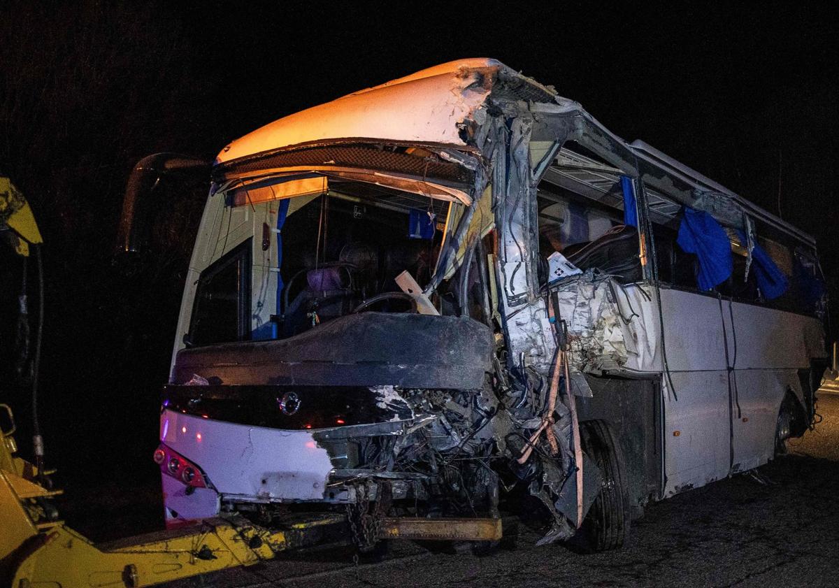 Imagen principal - En la imagen superior, estado en que quedó el frontal del autobús siniestrado tras el fuerte impacto; debajo, diagrama realizado por las autoridades francesas sobre el accidente y, por último, varios miembros de los servicios de emergencia atendiendo a los heridos.