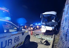 Estado del autobús español accidentado este domingo en una carretera de los Pirineos franceses.