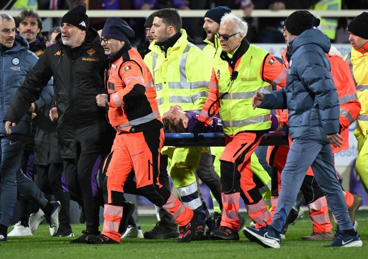 Imagen secundaria 1 - Susto en Italia: suspendido el Fiorentina-Inter tras desplomarse Edoardo Bove en pleno partido