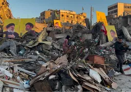 Vecinos de la localidad libanesa de Nabatieh caminan entre los destrozos provocados por los ataques israelíes.