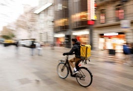 Un repartidor de Glovo en Barcelona