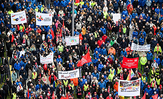 Miles de trabajadores de Volkswagen protestan en Alemania contra los recortes anunciados por la dirección