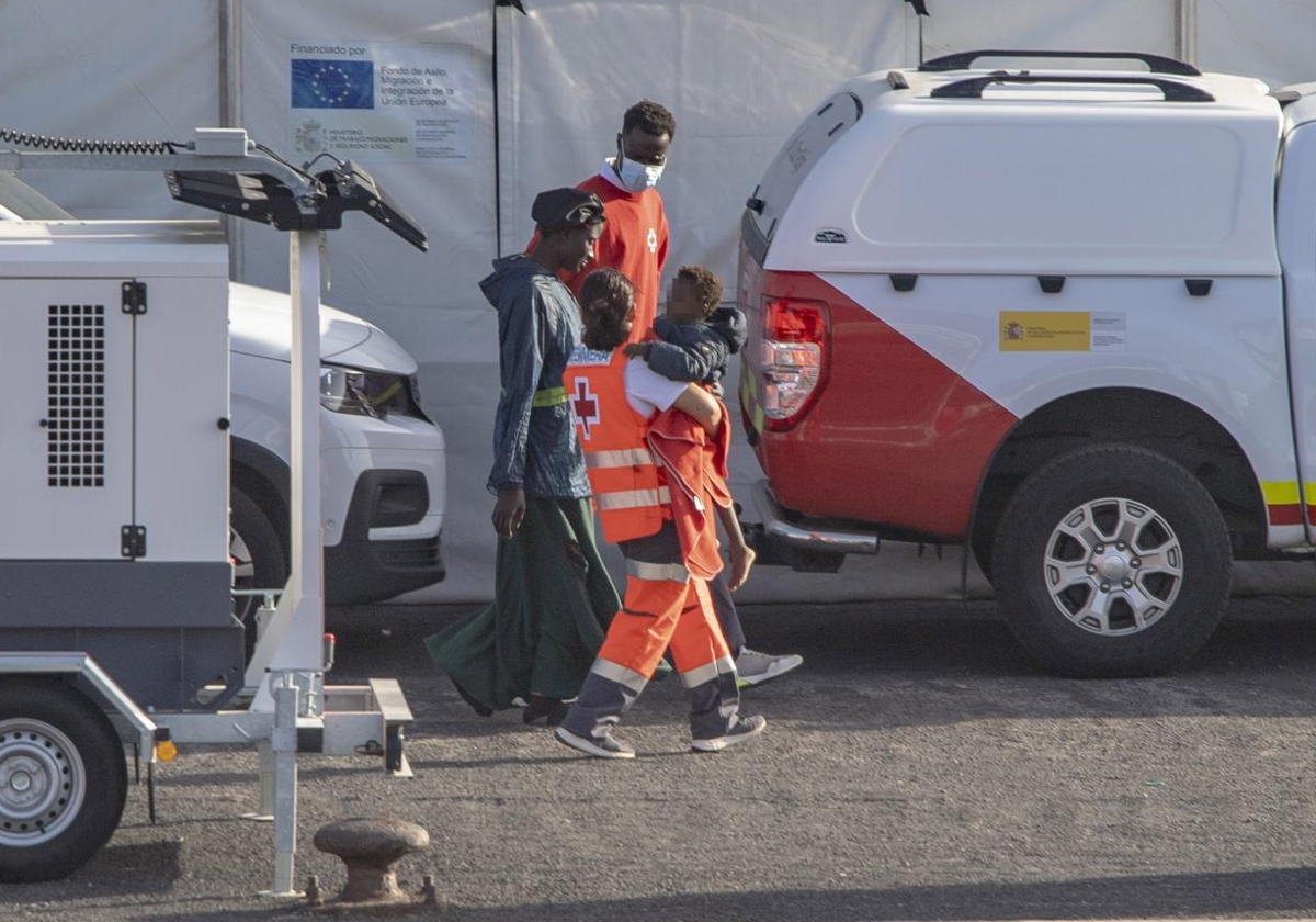 Los Servicios de Emergencias atienden a una mujer y un menor a su llegada a El Hierro