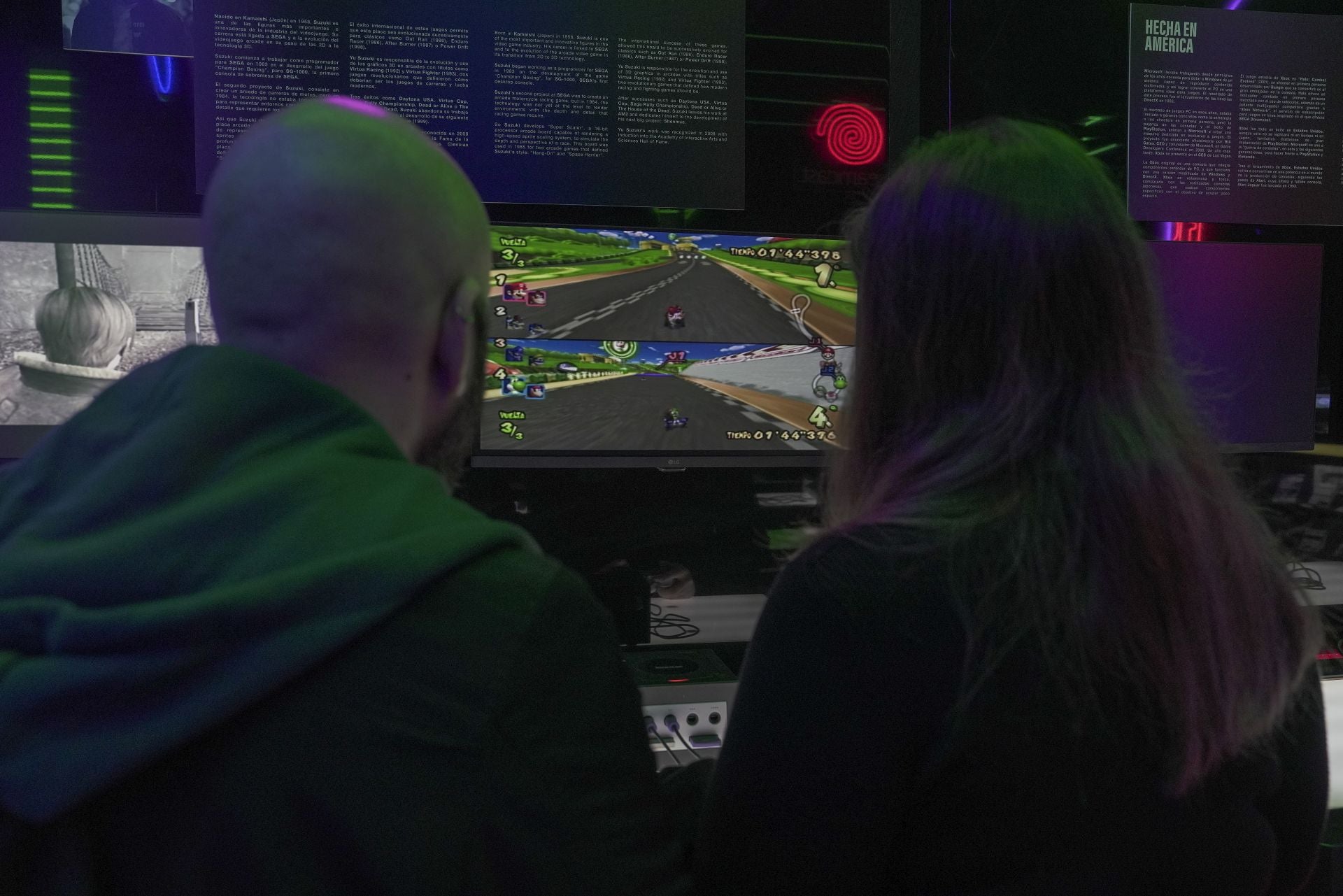 Dos personas compiten al juego 'Mario Kart'