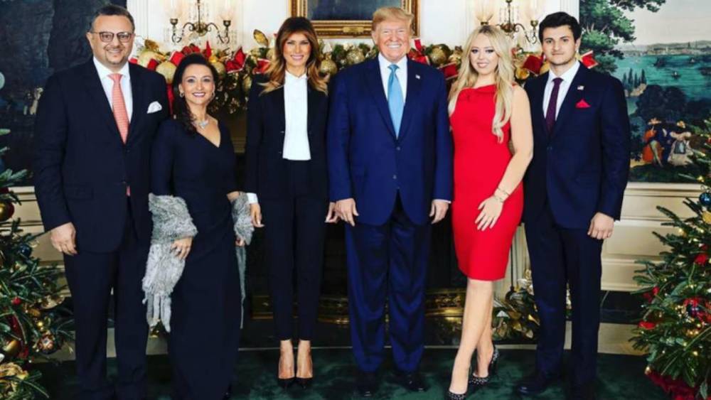 Trump y Melania, junto a su consuegro Massad Boulos (a la izquierda), su hija mediana Tiffany y su yerno Michael.