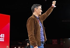 Pedro Sánchez saluda a los delegados socialistas en el congreso federal del PSOE.