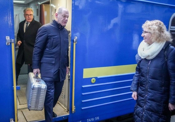 Olaf Scholz, a su llegada este lunes a la estación central de Kiev.