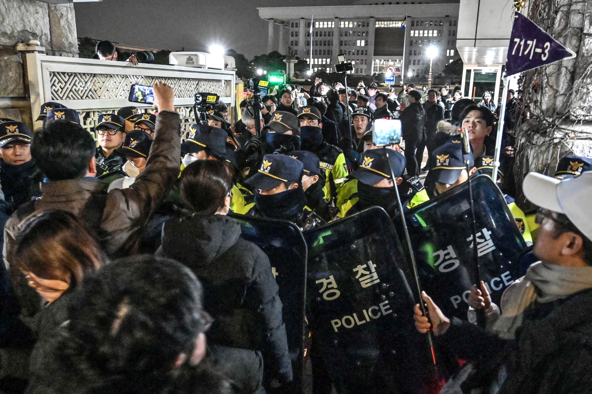 El Parlamento de Corea del Sur bloquea la ley marcial del presidente