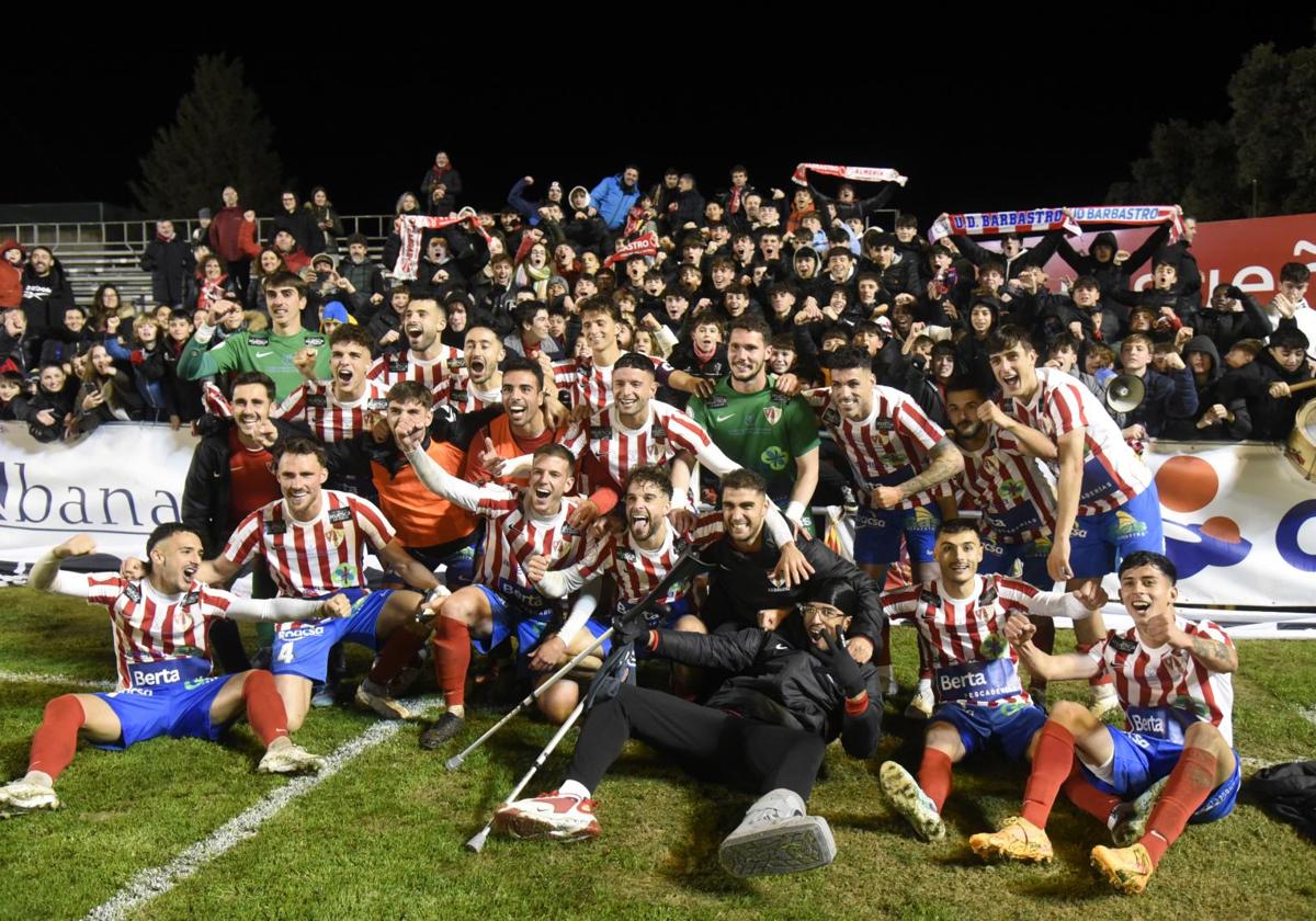 Los jugadores del Barbastro celebran la victoria ante el Espanyol.