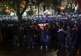 Una multitud de personas volvió a congregarse el lunes en el centro de Tiflis para protestar contra el Gobierno georgiano.