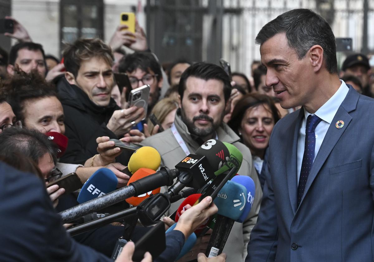 El presidente del Gobierno, Pedro Sánchez, y el nuevo director de Comunicación, Ion Antolín a su lado